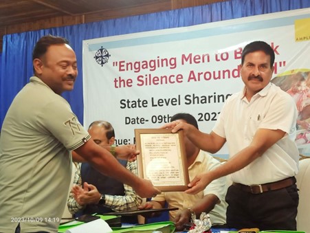 Dr. Manoj Shukla, General Manager of NHM-UP presenting the state-level SRHR citation plaque to Vinod Kumar Prajapati in Lucknow